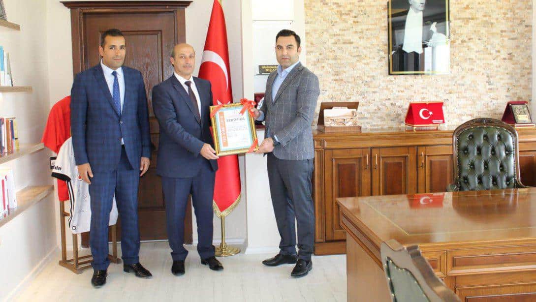 İlçemiz İzollu İlkokulu, Türk Standartları Enstitüsü (TSE) Başkanlığı ile yaptığı çalışma ile TS ISO 45001 İş Sağlığı ve Güvenliği Yönetim Sistemi Belgesi'ni almaya hak kazandı.