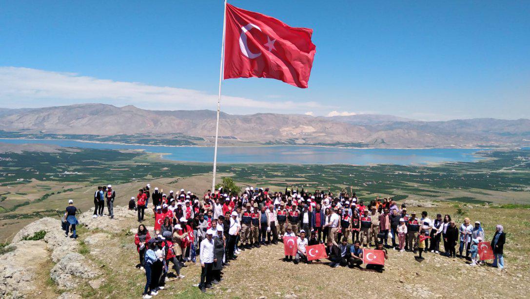 15 - 21 Mayıs Atatürk'ü Anma Gençlik ve Spor Bayramı ve Gençlik Haftası nedeniyle Kale ilçesinde  Doğa Yürüyüşü ve Uçurtma Şenliği düzenlendi.
