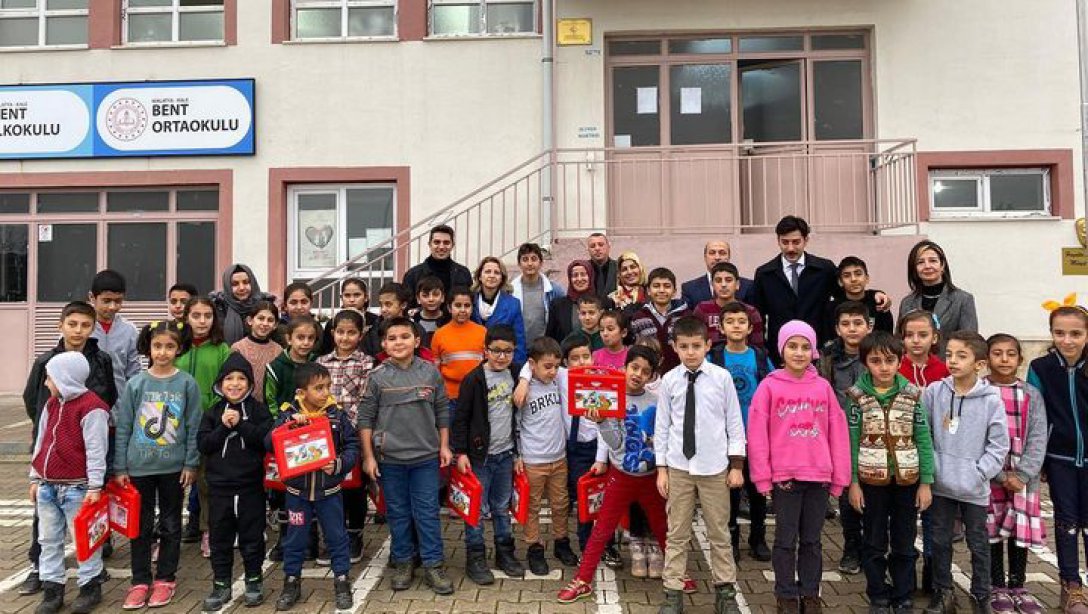İlçemiz Bent İlkokulu/Ortaokulu'na Uzak Köyler Değil Uz'ak Köyler projesi kapsamında eğitim ziyareti gerçekleştirdi.