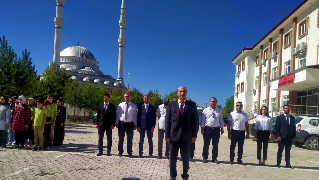 İlköğretim Haftası Münasebetiyle Atatürk Anıtı'na Çelenk Sunma Töreni Gerçekleştirildi.