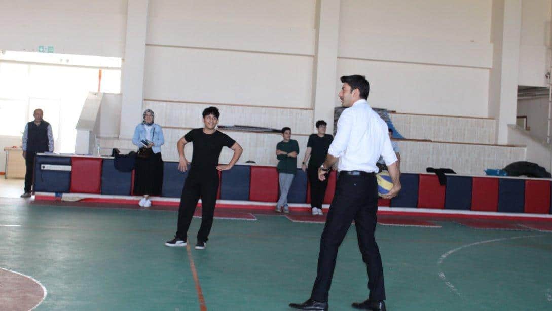 Kaymakamımız Sn. Mustafa AKSOY ile İlçe Milli Eğitim Müdürümüz Sn. Recep BULUT, İzollu ÇPAL Spor Salonunu Ziyaret Etti.