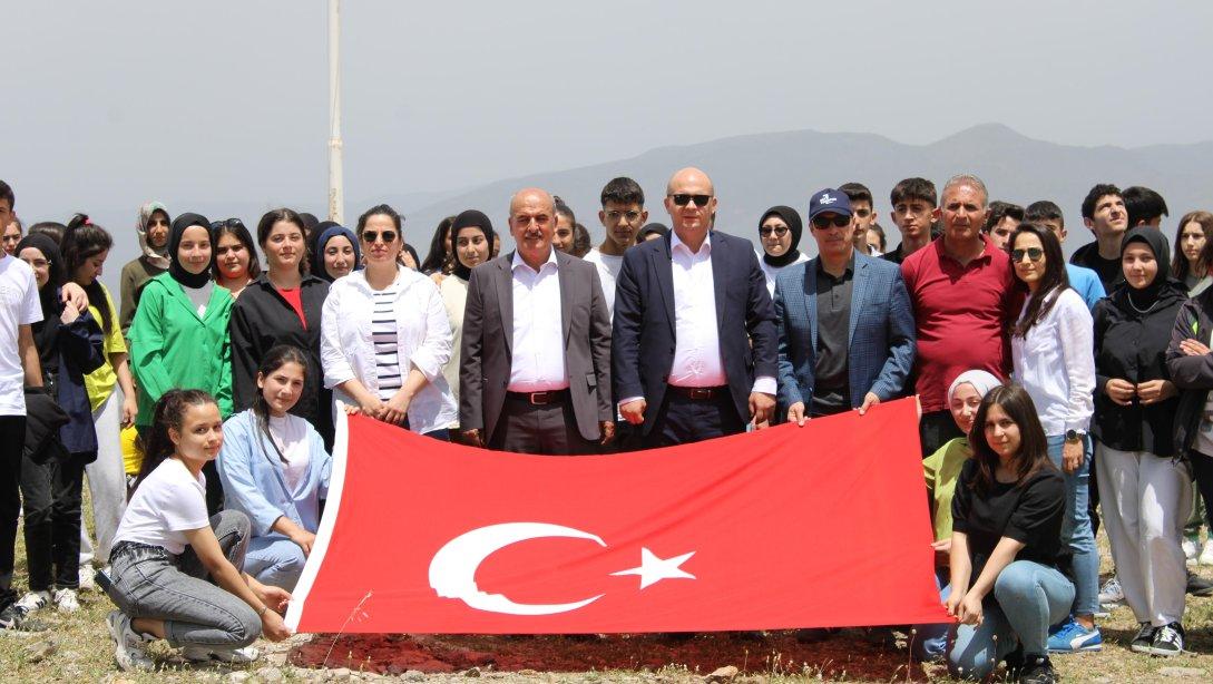 Gençlik Haftası Kapsamında İlçemizde Uçurtma Şenliği ve Doğa Yürüyüşü Yapıldı.