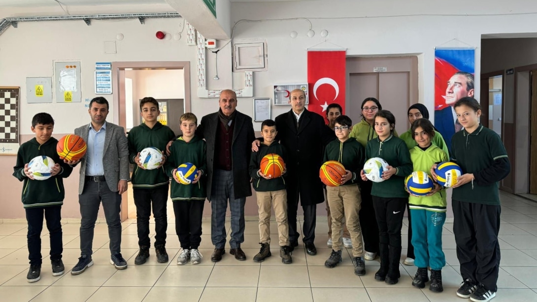 Belediye Başkanımız Sn. İhsan ÖZBAY, okullarımıza spor malzemesi desteği sağladı.