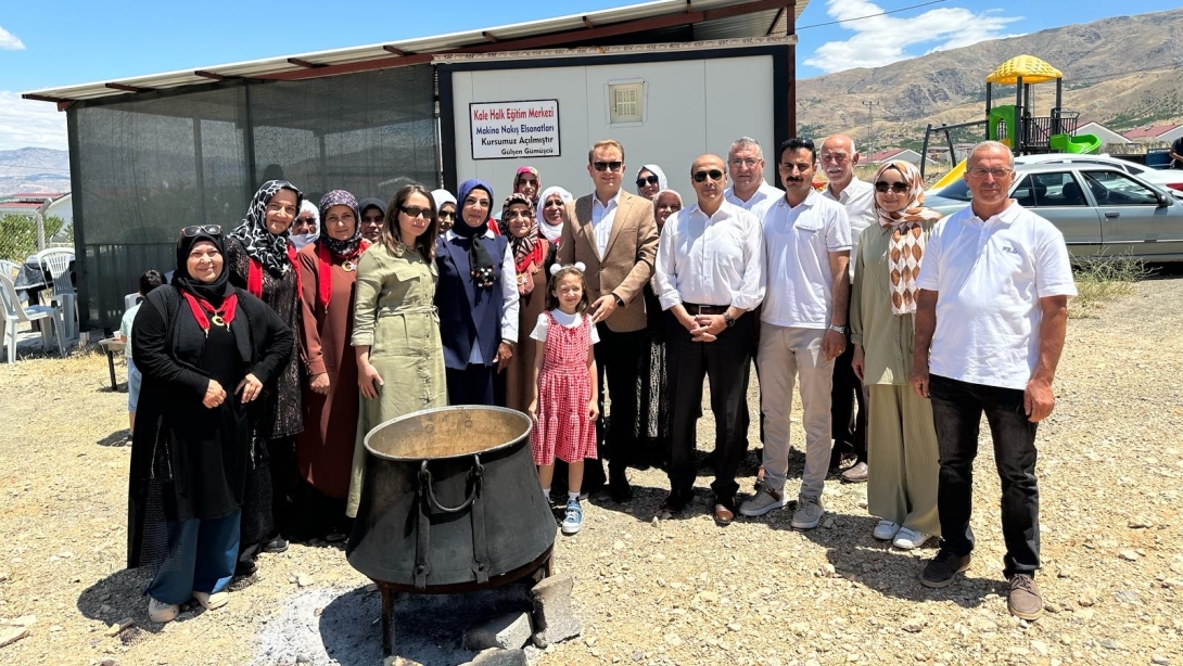 İlçemizde, Halk Eğitim Kursiyerleri tarafından Aşure İkramı yapıldı.